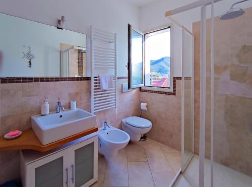 e bagno con lavandino, servizi igienici e doccia. di Grecale - By Ligooria a Boissano