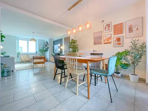 une salle à manger avec une table et des chaises dans l'établissement Chez Minouche, à La Bresse