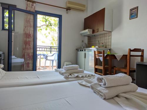 Habitación con toallas encima de la cama en Oasis Apartments, en Frangokastello