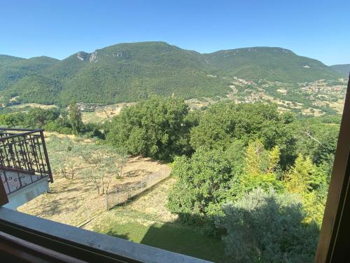 a view of the mountains from a balcony at B&B Rox e Claudia in Lugnola