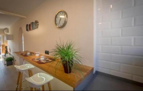 Fotografie z fotogalerie ubytování Beachfront Sunny Apartment , Sea & Mountain View v destinaci Castelldefels