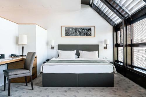 Tempat tidur dalam kamar di The Granary - La Suite Hotel