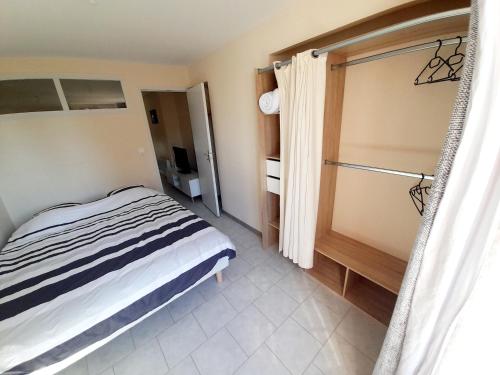 um quarto com uma cama e uma porta de vidro deslizante em Animalier em Joigny