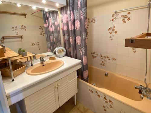 une salle de bain avec un lavabo, une baignoire et un miroir dans l'établissement Palavas : T2 Cabine en Front de Mer avec Balcon et Parking, Proche Centre et Commerces - FR-1-559-11, à Palavas-les-Flots