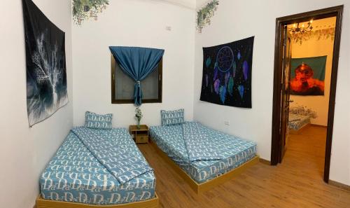 Tempat tidur dalam kamar di JimTom Homestay Ven Phố Cổ