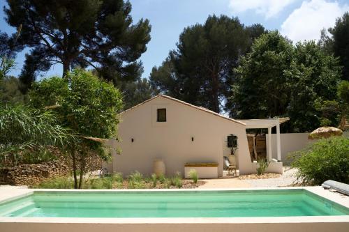 une maison avec une piscine en face d'une maison dans l'établissement l'Amarantine, à La Ciotat