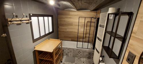 a small bathroom with a tub and a window at Au coquelicot : gîte cosy pour 8 pers. avec jardin in Ath