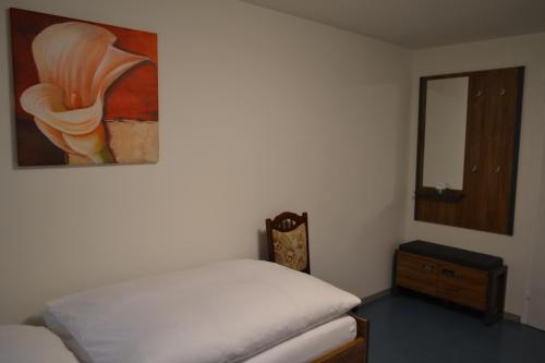 מיטה או מיטות בחדר ב-Monteurenwohnung im Untergeschoss mit Tageslicht