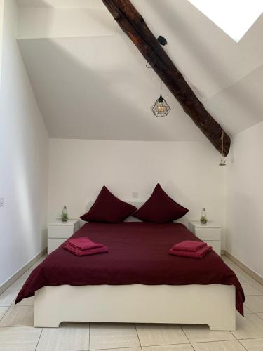 アスコナにあるAscona - Casa Collegioのベッドルーム1室(赤いシーツを使用した大型ベッド1台付)