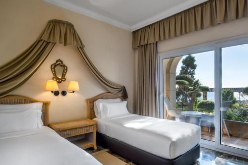 Llit o llits en una habitació de Eden Roc Hotel & Spa by Brava Hoteles