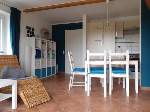 uma cozinha com mesa e cadeiras num quarto em Akebys Erholung in besonderer Atmosphäre, inkl Pflegepony, Gastpferdeboxen vorhanden em Boren
