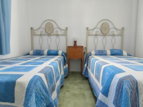 duas camas sentadas uma ao lado da outra num quarto em Pinar de Don Jesus Aries em Novo Sancti Petri