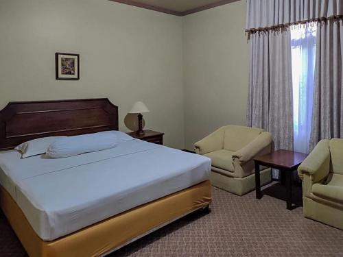 Säng eller sängar i ett rum på Hotel Indiana Syariah Mitra RedDoorz