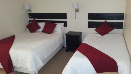 Una cama o camas en una habitación de Victoria Hotel