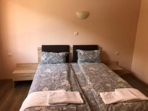 um quarto com uma cama com duas almofadas em Guest House Rest em Sapareva Banya