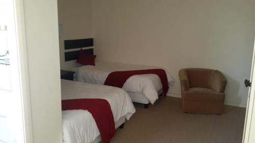Una cama o camas en una habitación de Victoria Hotel