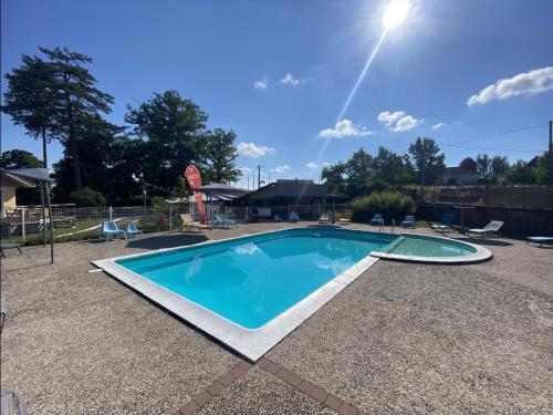 The swimming pool at or close to Domaine du Château-Epinal