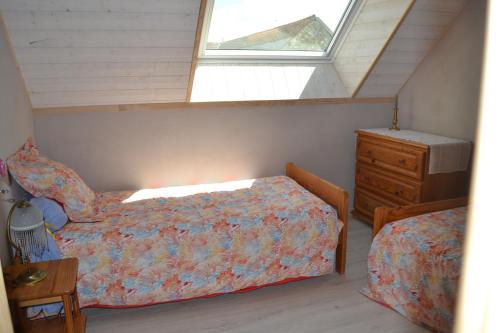 - une chambre avec un lit, une commode et une fenêtre dans l'établissement Etape à Villeperdue, à La Barillonnerie