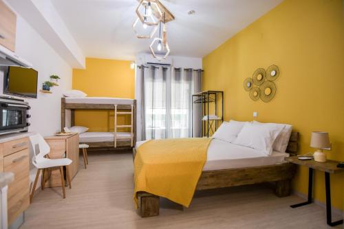 Gio Apartments في بريفيزا: غرفة نوم مع سرير وسريرين بطابقين