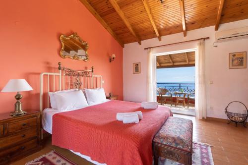 une chambre avec un lit et une vue sur l'océan dans l'établissement Villa Astarti by Villa Plus, à Kalámi