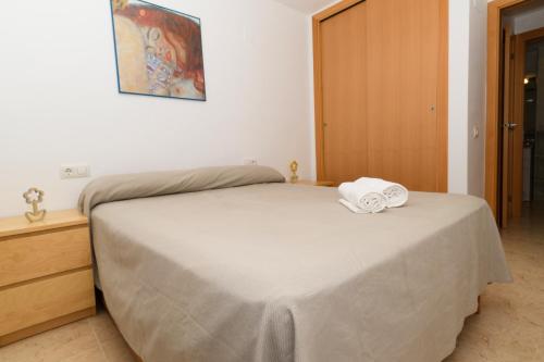 um quarto com uma cama com uma toalha em Rentalmar Kursal em Miami Platja