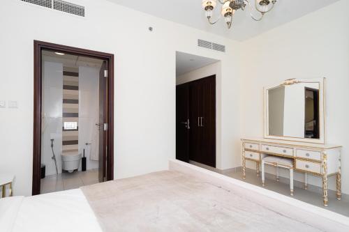 Кровать или кровати в номере HiGuests - Dazzling Apt With Panoramic View Near Burj Khalifa