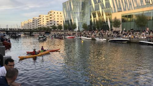 un groupe de personnes à bord d'un bateau dans une rivière dans l'établissement Seaview and swimming, à Hellerup