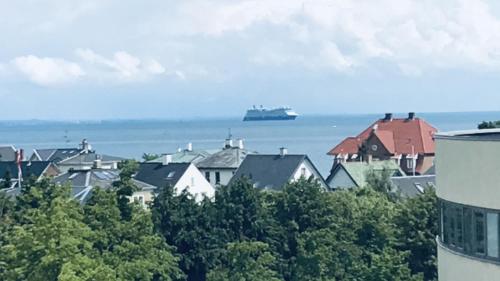 een uitzicht op een stad met een schip in het water bij Seaview and swimming in Hellerup