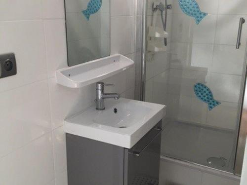 une salle de bain blanche avec un lavabo et une douche dans l'établissement Appartement en bord de mer pour 4 pers., parking privé, proche commerces, plage sans route à traverser - FR-1-81-374, à Port-Leucate