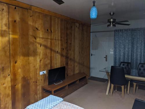 HOTEL THE CUBE STAYにあるテレビまたはエンターテインメントセンター