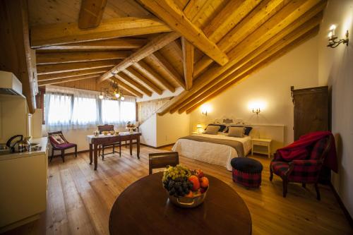 a bedroom with a bed and a table with a bowl of fruit at Agriturismo Le Volpi in Baone