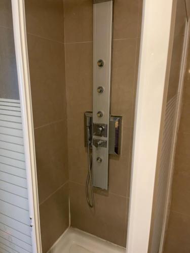 La salle de bains est pourvue d'une douche avec un tuyau. dans l'établissement Plaza Hotel, à Chaniotis