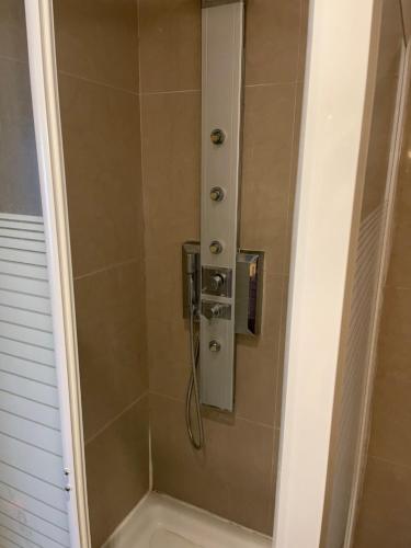 doccia con tubo in bagno di Plaza Hotel a Hanioti
