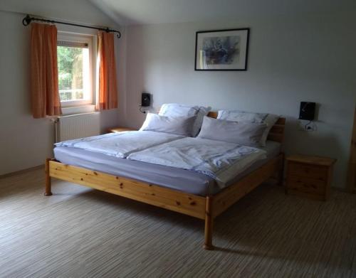 מיטה או מיטות בחדר ב-Ferienwohnungen Susanna Haubner