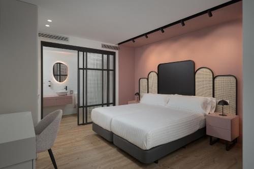 1 dormitorio con 1 cama grande y baño en Boutique Hotel Cordial La Niña de Vegueta en Las Palmas de Gran Canaria