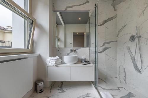 uma casa de banho com um lavatório e um chuveiro em Prestige Apartments Torino em Turim