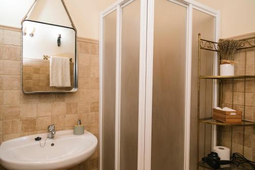 a bathroom with a sink and a shower at Casa rural el gato encantado in Matalebreras