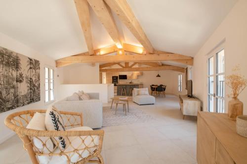 Elle comprend un grand salon avec un plafond voûté et des poutres apparentes. dans l'établissement MAISON MARTINE, à Saint-Tropez