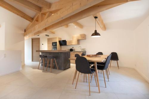 une cuisine et une salle à manger avec une table et des chaises en bois dans l'établissement MAISON MARTINE, à Saint-Tropez