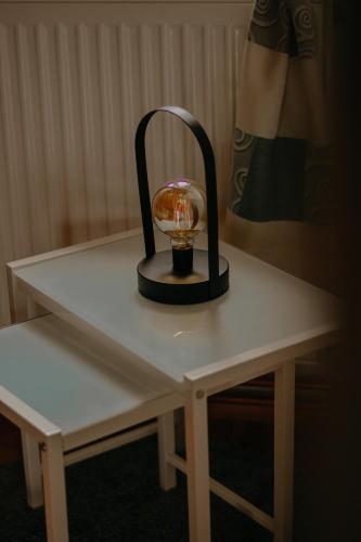 a small table with a lamp on top of it at Almhaus Kochjosel in Garanas
