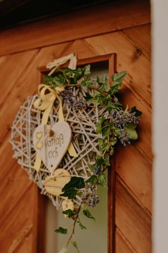 a wreath with a heart on a wall at Almhaus Kochjosel in Garanas