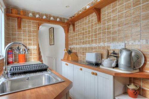 una cucina con lavandino e piano di lavoro di Windwhistle a Lyme Regis