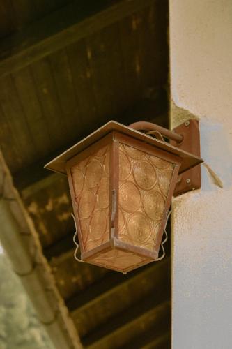 a brown light on the side of a wall at Almhaus Kochjosel in Garanas