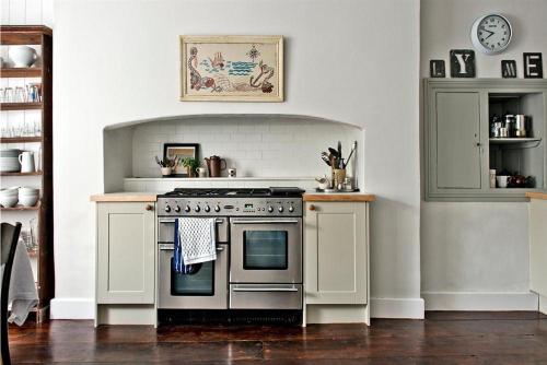 - une cuisine avec une cuisinière dans l'établissement The Arched House, à Lyme Regis