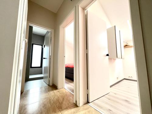 a hallway with a door leading to a bedroom at Sakura Lodging in Bossut-Gottechain