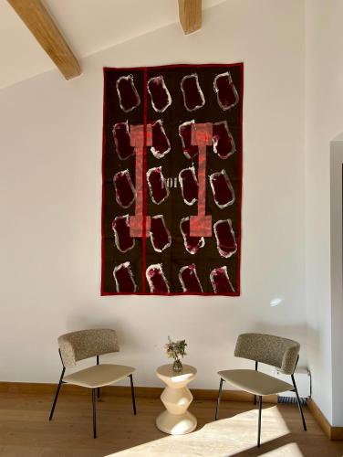 two chairs and a painting hanging on a wall at Domaine de Panery in Pouzilhac