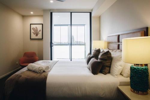 Un pat sau paturi într-o cameră la Resort Style 3 Bed 2 Bath, 200m from Beach