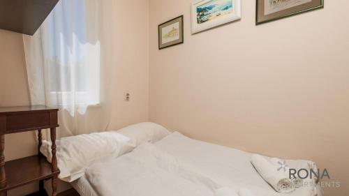 sypialnia z białym łóżkiem i oknem w obiekcie Rona apartment Zdenka w Poreču