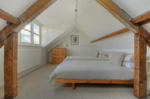 מיטה או מיטות בחדר ב-Charm Cottage