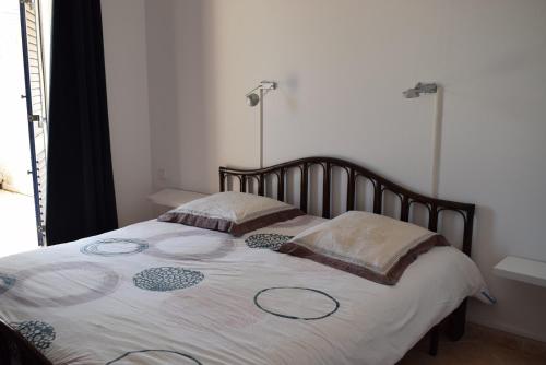 ein Schlafzimmer mit einem großen Bett mit zwei Kissen in der Unterkunft 395-casa canal 4 dormitorios in Empuriabrava